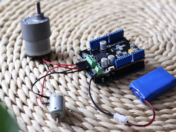 디바이스마트,오픈소스/코딩교육 > 아두이노 > 아두이노 호환쉴드,Seeedstudio,4A Motor Shield [105030004],아두 이노 / Seeeduino 보드와 함께 두 개의 DC 모터 구동 가능