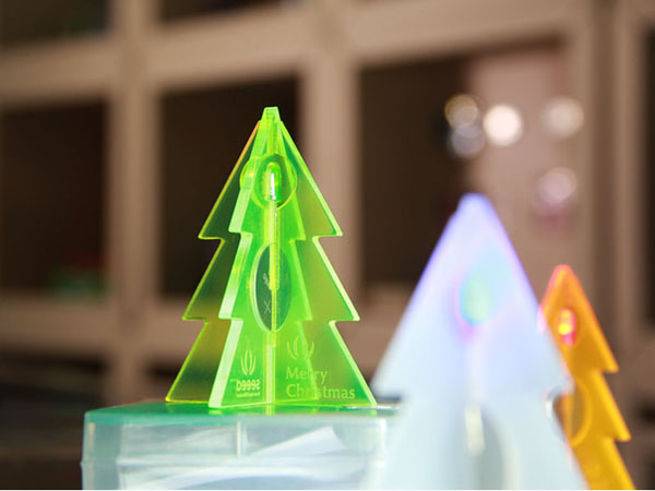 반짝이는 크리스마스 트리 Glowing Christmas Tree [110060051]