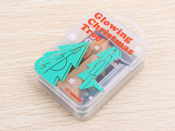 디바이스마트,MCU보드/전자키트 > 디스플레이 > 레이저/광,Seeedstudio,반짝이는 크리스마스 트리 Glowing Christmas Tree [110060051],코인전지(CR2032 3개 포함), LED를 활용한 아주 간단하고 앙증맞은 크리스마트 트리 키트 / 6개의 LED가 포함되었으며 총 3개의 트리 모형을 만들 수 있습니다 / 건전지 포함