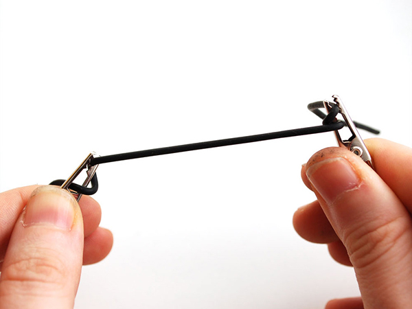 디바이스마트,MCU보드/전자키트 > 전원/신호/저장/응용 > 웨어러블 > 전도성실/직물/펜,Adafruit,Conductive Rubber Cord Stretch Sensor + extras! [ada-519],2mm 굵기, 1m 길이의 전도성 고무줄 / 1인치에 350옴 저항 / 당길수록 저항이 증가합니다. / 최초 길이의 50~70% 까지 늘어납니다.