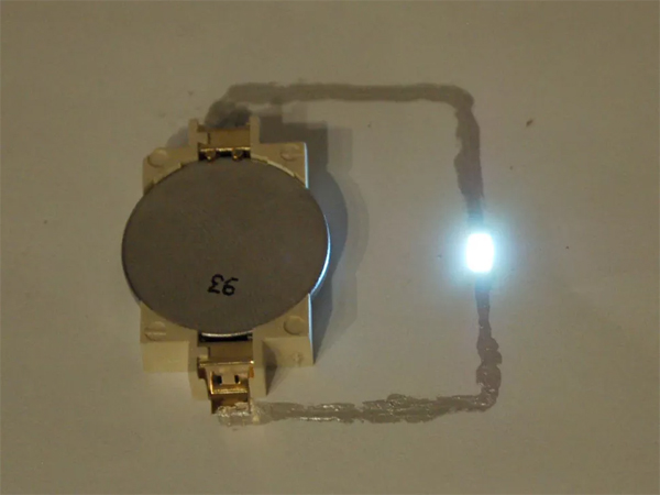 디바이스마트,MCU보드/전자키트 > 전원/신호/저장/응용 > 웨어러블 > 전도성실/직물/펜,Adafruit,Conductive Silver Ink Pen - Micro Tip - CW2200MTP [ada-515],무독성 액체 전도성 펜 입니다. 0.7mm 사이즈 구멍에서 평균 1.5mm 넓이로 사용할 수 있습니다.