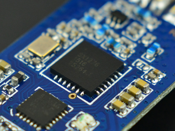 디바이스마트,MCU보드/전자키트 > 통신/네트워크 > RF/LoRa,DFROBOT,LoRa MESH 라디오 모듈 - 868MHz [TEL0117],API 모드, Transparent 모드 및 AT command 모드를 지원하며 사용자는 PC 소프트웨어를 구성하거나 마이크로 컨트롤러를 통해 AT 명령을 보낼수 있습니다.