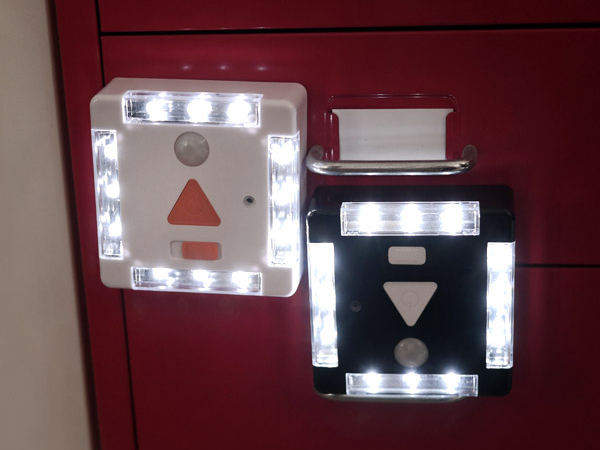 디바이스마트,LED/LCD > LED 관련 상품 > 램프,Coms,램프(센서 감지형) 12LED,사이즈 : 85x85x31mm / 전원 : AA 건전지 3개 / 색상 : 화이트(White) / 센서 감지 거리 : 3M / 자석내장