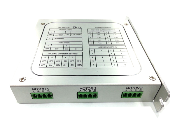 디바이스마트,기계/제어/로봇/모터 > 모터드라이버 > 스텝모터 드라이버 > 바이폴라 스텝모터 드라이버,모션뱅크,스텝모터드라이버 MBCD-33A,바이폴라용 모터드라이버 / 컨트롤러와 모터 드라이버가 일체형이라 제어가 간단 2, 3축 스텝 모터를 동시 또는 개별 제어 가능 / 입력 전압 : 12~24V / 전류 : MAX 9A / 일체형 제품으로 소형