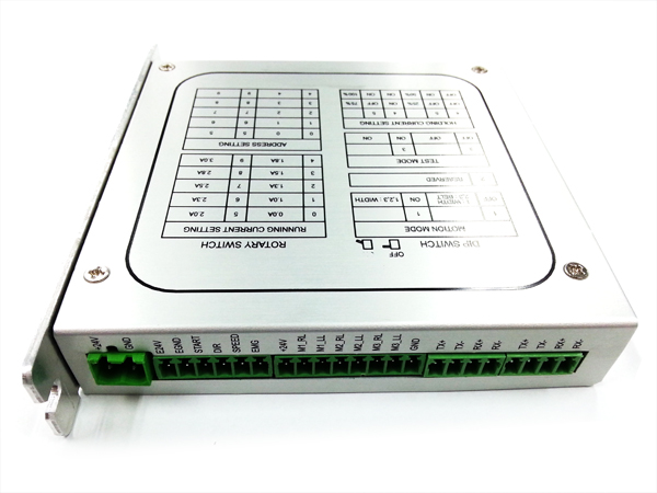 디바이스마트,기계/제어/로봇/모터 > 모터드라이버 > 스텝모터 드라이버 > 바이폴라 스텝모터 드라이버,모션뱅크,스텝모터드라이버 MBCD-33A,바이폴라용 모터드라이버 / 컨트롤러와 모터 드라이버가 일체형이라 제어가 간단 2, 3축 스텝 모터를 동시 또는 개별 제어 가능 / 입력 전압 : 12~24V / 전류 : MAX 9A / 일체형 제품으로 소형