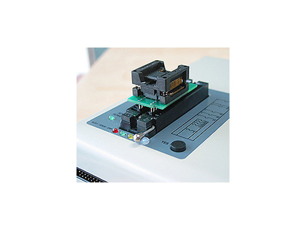 디바이스마트,MCU보드/전자키트 > 개발용 장비 > 롬라이터/데이터로거,ELNEC,롬라이터(BeeProg2c),48핀 ZIF 소켓을 장착한 유니버셜 롬라이터로서 장비 추가만으로 갱 프로그래머로도 활용가능하며 USB2.0 FULL SPEED를 완벽하게 지원하는 초고속 롬라이터입니다.