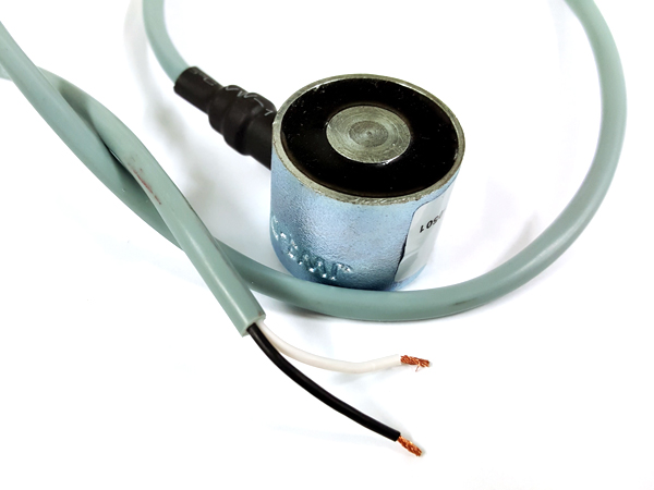 디바이스마트,스위치/부저/전기부품 > 지원부품 > 자석/네오디움 > 자석(전자석/홀더),Any Vendor,전자석홀더(JW-3D),Φ30*25,  자동프레스의 재료 이송이나 샤링(재단)기 등에서 철판의 휘어짐을 방지하는데 주로 사용.24V로 작동되는 전자석입니다. 아이디어에 사용하세요.