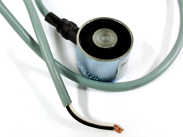 디바이스마트,스위치/부저/전기부품 > 지원부품 > 자석/네오디움 > 자석(전자석/홀더),Any Vendor,전자석홀더(JW-3D),Φ30*25,  자동프레스의 재료 이송이나 샤링(재단)기 등에서 철판의 휘어짐을 방지하는데 주로 사용.24V로 작동되는 전자석입니다. 아이디어에 사용하세요.