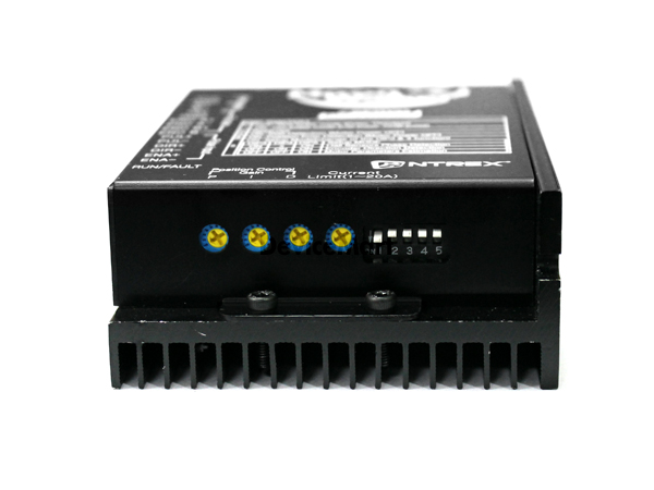 디바이스마트,기계/제어/로봇/모터 > 모터드라이버 > DC모터 드라이버 > 300W 이하 DC모터 드라이버,MoonWalker,MW-SDC24D200S-v2,MoonWalker 드라이버 시리즈의 첫번째 DC모터 서보 드라이버 / 특정모터에 커스터마이징된 제품이 아닌, 광학식 엔코더가 장착된 어떠한 DC모터에서도 튜닝하여 정밀용으로 사용이 가능한 제품 / 각종 게인 튜닝 및 기능설정을 PC에 연결해야하는 번거로움을 없애고자, 제어기에 스위치나 볼륨 등을 이용할 수 있도록 제작하였습니다. Operating Voltage: 9~30V, Operating Current: 10A, Peak Current