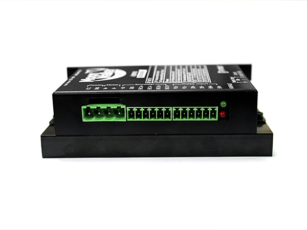 디바이스마트,기계/제어/로봇/모터 > 모터드라이버 > DC모터 드라이버 > 300W 이하 DC모터 드라이버,MoonWalker,MW-SDC24D200S-v2,MoonWalker 드라이버 시리즈의 첫번째 DC모터 서보 드라이버 / 특정모터에 커스터마이징된 제품이 아닌, 광학식 엔코더가 장착된 어떠한 DC모터에서도 튜닝하여 정밀용으로 사용이 가능한 제품 / 각종 게인 튜닝 및 기능설정을 PC에 연결해야하는 번거로움을 없애고자, 제어기에 스위치나 볼륨 등을 이용할 수 있도록 제작하였습니다. Operating Voltage: 9~30V, Operating Current: 10A, Peak Current