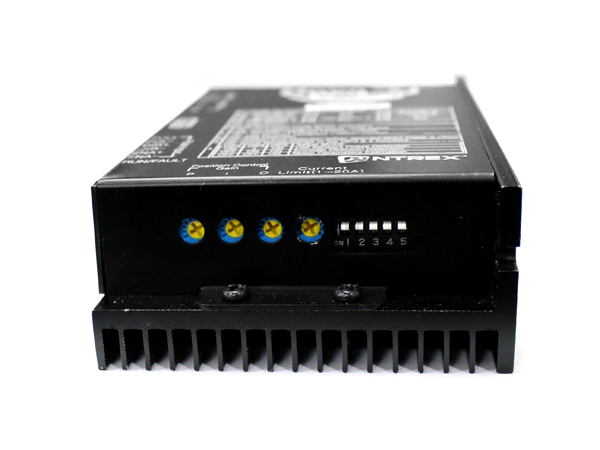 디바이스마트,기계/제어/로봇/모터 > 모터드라이버 > 브랜드(MoonWalker) 모터 드라이버 > i Servo BLDC,MoonWalker,MW-SBL24D200S-v2,MoonWalker 드라이버 시리즈의 첫번째 BLDC모터 서보 드라이버입니다. 특정모터에 커스터마이징된 제품이 아닌, 광학식 엔코더가 장착된 어떠한 BLDC모터에서도 튜닝하여 정밀용으로 사용이 가능한 제품입니다. 만약 엔코더가 없는 경우, 홀센서 신호만으로 위치 및 속도제어가 가능합니다. 또한 각종 게인 튜닝 및 기능설정을 PC에 연결해야하는 번거로움을 없애고자, 제어기에 스위치나 볼륨 등을 이용할 수 있도록 제작하였습니다. Operating Volta