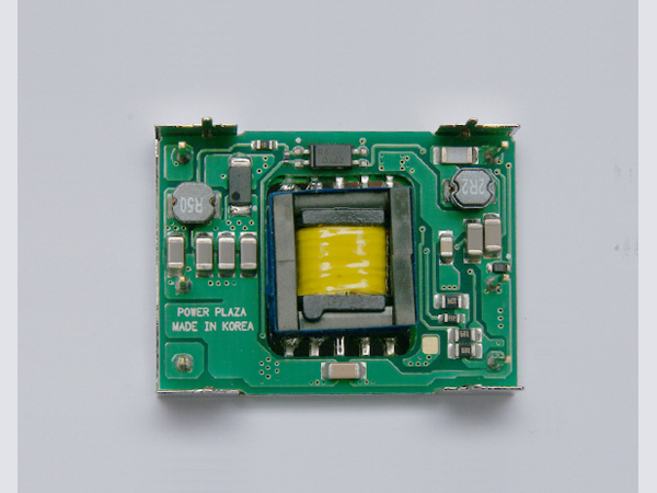 디바이스마트,전원/파워/배터리 > DC-DC 컨버터 모듈 > 강하형 모듈(실장) > 절연 스위칭 모듈,Power Plaza,SPS10-24-5,실장형 / 고정출력전압 / 1chch 출력 / 강하형 10W 절연 스위칭 컨버터 / 입력전압 : 18V~36V / 출력전압 : 5V / 출력전류 : 2A / 변환효율 : 최대 80% / 절연전압 : 500V / 입력단자 : 스루홀 핀 / 출력단자 : 스루홀 핀 / 패키지 : PCB