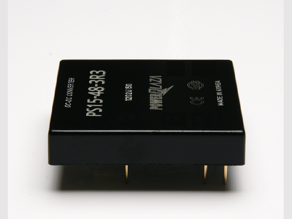 디바이스마트,전원/파워/배터리 > DC-DC 컨버터 모듈 > 강하형 모듈(실장) > 절연 스위칭 모듈,Power Plaza,PS15-48-3R3,실장형 / 고정출력전압 / 1chch 출력 / 강하형 15W 절연 스위칭 컨버터 / 입력전압 : 32V~63V / 출력전압 : 3.3V / 출력전류 : 2.4A / 변환효율 : 최대 78% / 절연전압 : 500V / 스위칭 주파수 : 300kHz / 입력단자 : 스루홀 핀 / 출력단자 : 스루홀 핀 / 패키지 : 밀폐형 모듈