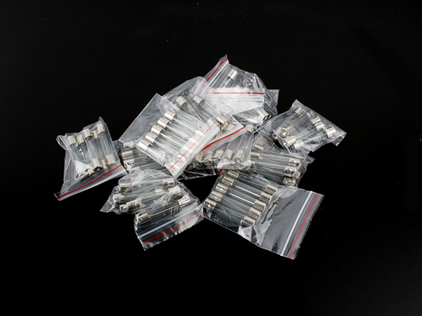 디바이스마트,RLC/수동소자 > 엔지니어 샘플키트 > 기타 키트,NT-KIT,6X30 일반퓨즈 키트 [NT-KIT-E004],불황에 맞서다!  NT-봉지키트 시리즈. 간편한 비닐 포장으로 가격 거품을 뺀 저가형 키트입니다. 6X30사이즈의 일반퓨즈 1A~ 15A 10종 각5개씩 담은 키트입니다.