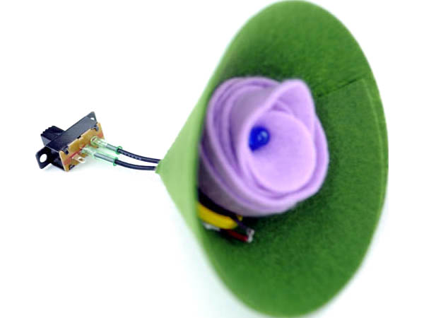 디바이스마트,MCU보드/전자키트 > 교육용키트/로봇 > 교육용키트 > 재미있는키트/기타,스터디랜드,LED 꽃 브로치 5명 set,LED와 부직포를 이용하여 브로치를 만들어 보는 실험입니다