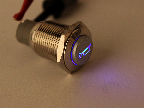 디바이스마트,스위치/부저/전기부품 > 스위치 > 푸쉬버튼 스위치 > 메탈 스위치,NW3 (New3),LED 메탈 푸쉬 스위치 12V (자동차 경적),일반푸쉬(PUSH) 스위치 / 색상: RED (조광형) / 정격 전류 : 3A / 정격전압-AC : 250 VAC / 재질 : Chrome / 홀가공 : 16mm / 스위치 : 18mm / LED발광 경적 / 노브 돌출 타입 / 생활방수 / 자동차 경적 스위치 입니다.