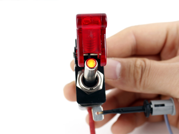 디바이스마트,스위치/부저/전기부품 > 스위치 > Toggle 스위치,NW3 (New3),LED 커버 토글 스위치 (녹색),판넬용 토글스위치 / SPST / OFF-ON / 12VDC / 20A / 커버 녹색, LED 녹색 12V, 2핀 토글 스위치, 노브에 LED가 장착되어 있어 스위치를 ON하면 LED가 동작 합니다. 항공기 미사일 발사용 플립커버 스타일 입니다.