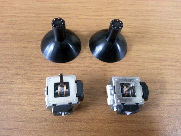 디바이스마트,MCU보드/전자키트 > 버튼/스위치/제어/RTC > RTC/타이머,인터보드,e-controller joystics & caps Set,쓰로틀 기능을 구현할 수 있는 joystic 과 일반 joystic 과 캡이 모두 들어있는 세트입니다.