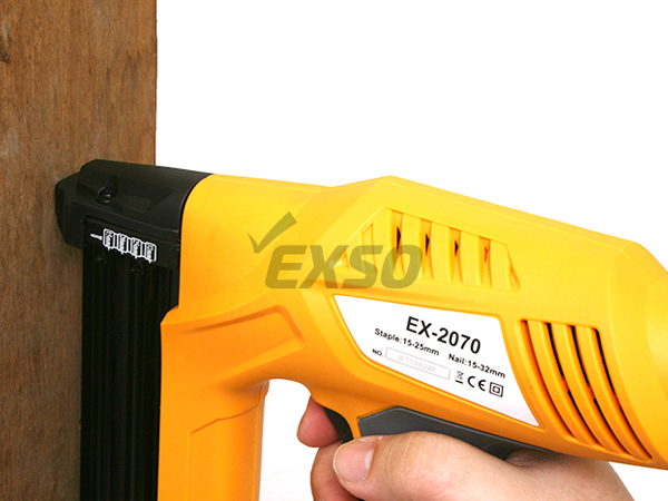 디바이스마트,수공구/전자공구/전동공구 > 작업공구 > 목공용공구 > 건타카,EXSO,전기 타카건 [EX-2070],2070W의 뛰어난 성능으로 최고의 타격 제공 // 인체 공학적인 디자인으로 안정적인 사용감