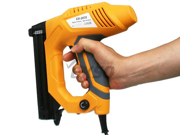 디바이스마트,수공구/전자공구/전동공구 > 작업공구 > 목공용공구 > 건타카,EXSO,전기 타카건 [EX-2070],2070W의 뛰어난 성능으로 최고의 타격 제공 // 인체 공학적인 디자인으로 안정적인 사용감