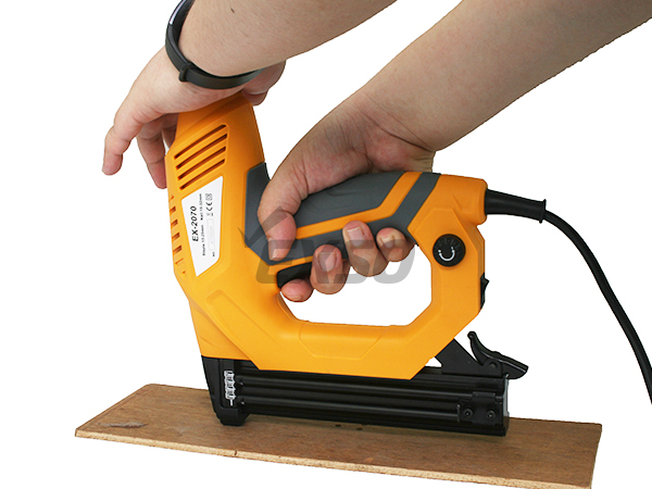 디바이스마트,수공구/전자공구/전동공구 > 작업공구 > 목공용공구 > 건타카,EXSO,전기 타카건 [EX-2070],2070W의 뛰어난 성능으로 최고의 타격 제공 // 인체 공학적인 디자인으로 안정적인 사용감