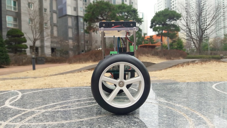 디바이스마트,기계/제어/로봇/모터 > 교육/취미로봇 > 라인트레이서/마우스,지비봇(G.B. BOT),밸런싱 로봇 키트 GB BOT v1.3,안드로이드 휴대폰으로 무선조종이 가능한 아두이노 우노, HC-06, DC-motor 를 활용한 밸런싱 로봇 키트입니다. 총 27개의 studying 예제로 지비봇 코딩에 필요한 문법 내용들을 공부하고, 총 20단계로 구성된 단계별 제작 과정을 충분한 설명과 함께 하실 수 있습니다