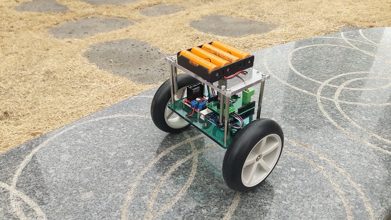 디바이스마트,기계/제어/로봇/모터 > 교육/취미로봇 > 라인트레이서/마우스,지비봇(G.B. BOT),밸런싱 로봇 키트 GB BOT v1.3,안드로이드 휴대폰으로 무선조종이 가능한 아두이노 우노, HC-06, DC-motor 를 활용한 밸런싱 로봇 키트입니다. 총 27개의 studying 예제로 지비봇 코딩에 필요한 문법 내용들을 공부하고, 총 20단계로 구성된 단계별 제작 과정을 충분한 설명과 함께 하실 수 있습니다