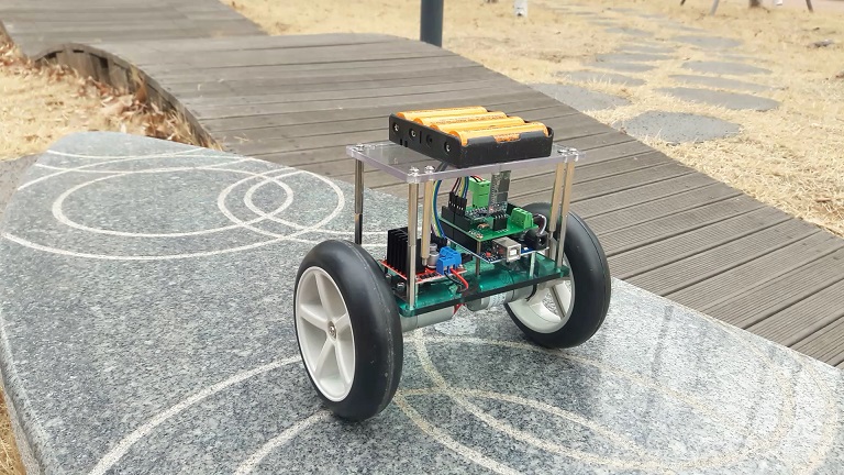 디바이스마트,기계/제어/로봇/모터 > 교육/취미로봇 > 라인트레이서/마우스,지비봇(G.B. BOT),밸런싱 로봇 키트 GB BOT v1.3,안드로이드 휴대폰으로 무선조종이 가능한 아두이노 우노, HC-06, DC-motor 를 활용한 밸런싱 로봇 키트입니다. 총 27개의 studying 예제로 지비봇 코딩에 필요한 문법 내용들을 공부하고, 총 20단계로 구성된 단계별 제작 과정을 충분한 설명과 함께 하실 수 있습니다