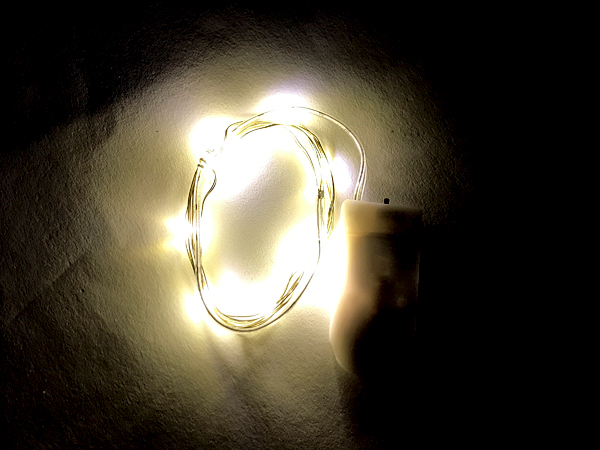 디바이스마트,LED/LCD > LED 인테리어조명 > 장식용 LED,SZH,슬림 와이어전구 1m 웜화이트 무점멸 [SZH-ML-048],사이즈 : 줄 길이 : 약 1m / 색상 : 웜화이트(Warm White) / 건전지형으로 언제 어디서든 간편한 연출이 가능한 LED 무점멸 와이어전구