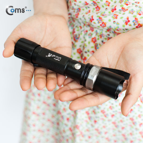 디바이스마트,EV 전기차/캠핑카/그린에너지 > 캠핑/보트 악세사리 > 캠핑용품 > 랜턴/램프,Coms,Coms 램프 (LED 손전등), 확대줌, 18650 x 1ea 사용 [BU036],한손에 들어가는 가볍고 컴팩트한 사이즈로 휴대가 편리, 밝기조절(100%,50%)/깜빡이 기능 사용가능, 생활방수 기능