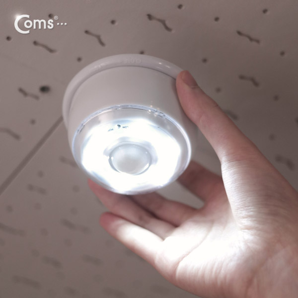 디바이스마트,LED/LCD > LED 인테리어조명 > LED 센서등/직부등,Coms,Coms 램프(센서등 감지형) 6LED 천장 설치형 흰색, AAA*4 [NO231],사이즈 : 90x90x55mm / 전원 : AAA 건전지 4개 / 색상 : 화이트(White) / 감지 센서 조도 스위치 내장 / 다양한 곳에 부착