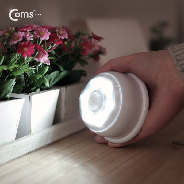 디바이스마트,LED/LCD > LED 인테리어조명 > LED 센서등/직부등,Coms,Coms 램프(센서등 감지형) 6LED 천장 설치형 흰색, AAA*4 [NO231],사이즈 : 90x90x55mm / 전원 : AAA 건전지 4개 / 색상 : 화이트(White) / 감지 센서 조도 스위치 내장 / 다양한 곳에 부착