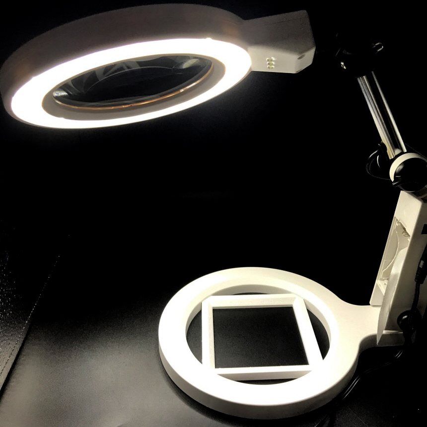 디바이스마트,수공구/전자공구/전동공구 > 전자공구 > 광학기기 > 확대경,NTY (중국),LED 스탠드 확대경 루뻬 루빼 돋보기 탁상용(화이트)대형 [NTY-YT004],정밀작업, 다양한 실험/수업에 용이하게 사용 가능한 확대경 입니다. AA * 3개 건전지로 사용가능하며, 메인렌즈 2배율 (120mm) 보조렌즈 5배율 (25mm)이 제공됩니다. 렌즈를 둘러싼 19개의 내장형 LED와 2단계 밝기조절이 가능한 3개의 돌출형 LED로 구성되어있습니다.(건전지, 아답터 미포함)