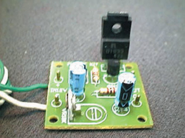 가변 전원 공급기 0-12 V. 500MA(FK807)