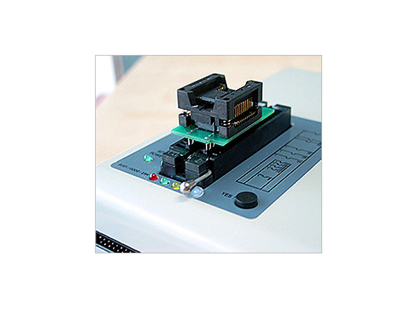 디바이스마트,MCU보드/전자키트 > 개발용 장비 > 롬라이터/데이터로거,ELNEC,롬라이터 (Beeprog2),개발이나 양산 단계에 모든 칩 지원이 가능한 유니버셜 프로그래머 로서 장비 추가만으로 갱 프로그래머 로도 활용가능한 멀티 프로그래머