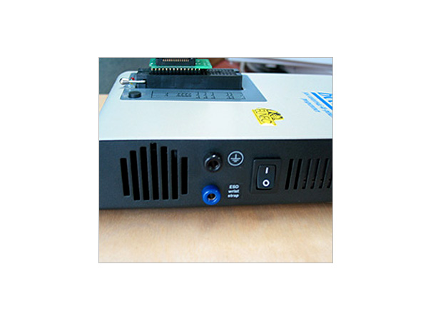 디바이스마트,MCU보드/전자키트 > 개발용 장비 > 롬라이터/데이터로거,ELNEC,롬라이터 (Beeprog2),개발이나 양산 단계에 모든 칩 지원이 가능한 유니버셜 프로그래머 로서 장비 추가만으로 갱 프로그래머 로도 활용가능한 멀티 프로그래머