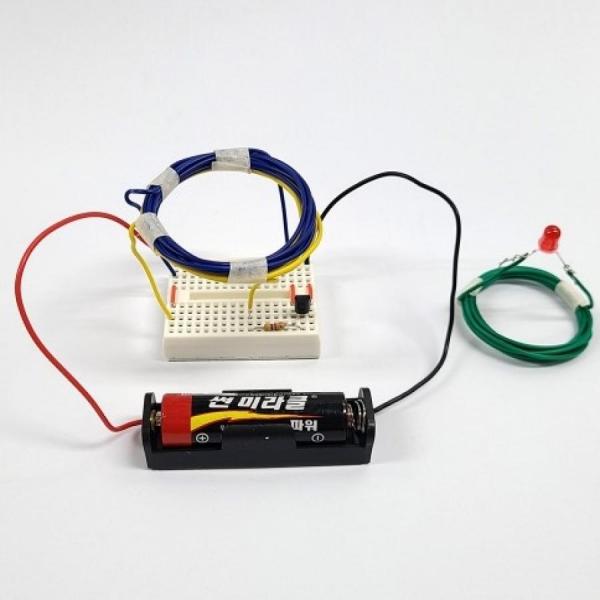디바이스마트,MCU보드/전자키트 > 교육용키트/로봇 > 교육용키트 > 재미있는키트/기타,스터디랜드,[스마트브레드] 무선 충전기 set,코어 전선끼리 선이 연결 되지 않아도 LED불이 켜지는 무선충전기 원리를 알아보는 set 입니다