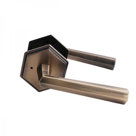 디바이스마트,화학/산업/안전 > 손잡이/도어용품 > 방문/현관 손잡이 > 방문손잡이-레바형,MDIY,레바/럭셔리/ALX-47/AB,고급스러운 느낌을 주는 육각형의 엔틱 색상 방문 손잡이입니다.