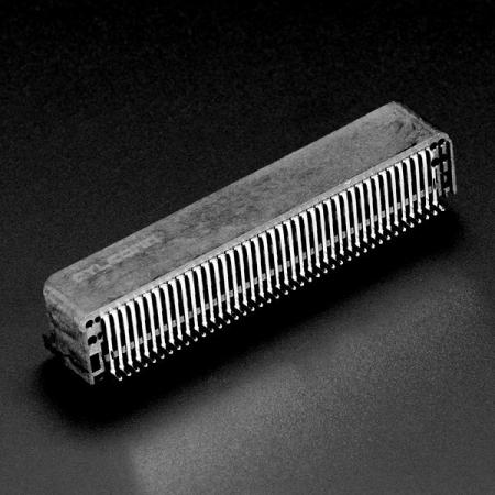 디바이스마트,오픈소스/코딩교육 > Micro:Bit > 마이크로비트 케이스/악세사리,Adafruit,SMT Right-Angle Connector for micro:bit [ada-3887],마이크로비트용으로 설계된 표면실장형 엣지 커넥터로 매우 얇고 SMT이라서 자동화가 편리 / 마이크로비트가 PCB와 평행하게 놓이는 직각 타입