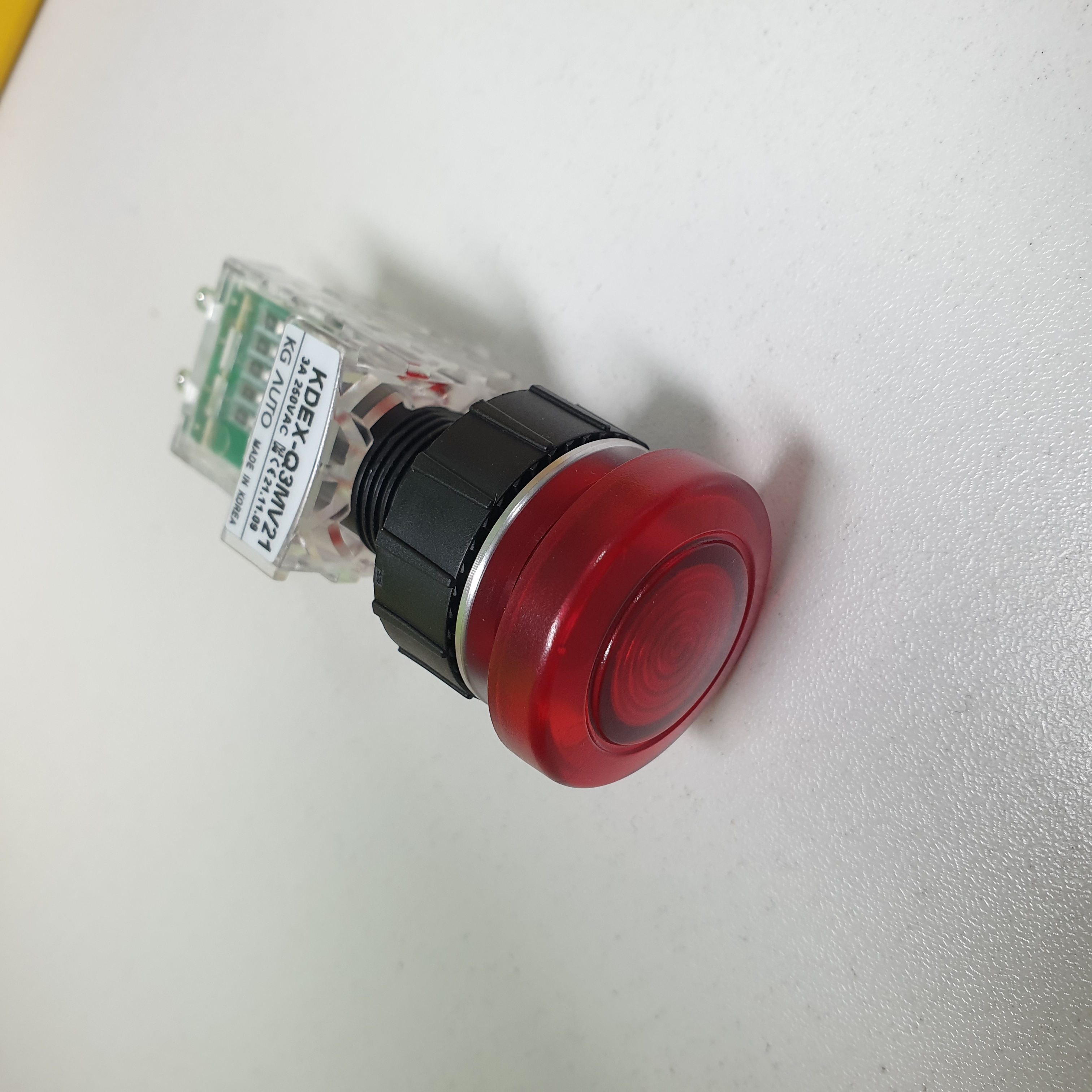 디바이스마트,스위치/부저/전기부품 > 산업용 스위치/제어 기기 > 제어/안전 스위치 > 비상 정지 스위치(22파이 이하),KGAUTO,조광 비상 정지용 누름버튼 스위치 - 적색 [KDEX-Q3MV21R],원형 고급 매입형 22Φ 알루미늄 가이드 / 자기복귀 / 모멘터리(Momentary) / 110/220V a.c / 1a1b / 적색(RED)