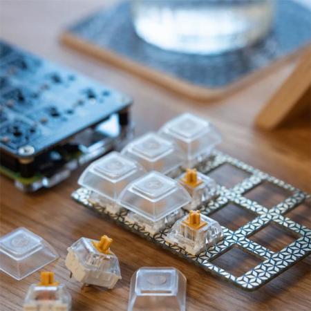 디바이스마트,MCU보드/전자키트 > 버튼/스위치/제어/RTC > 버튼/스위치/조이스틱,Pimoroni,Keybow Kit (12-key) with Pi Zero WH – Clicky keys [PIM419],Raspberry Pi Zero WH 포함 / 12개의 키를 가진 Keybow 미니 키보드(골드) 딸깍 소리남 /  RGB LED / 납땜 불필요 / Raspberry Pi 3B +, 3, 2, B +, A +, Zero 및 Zero W와 호환