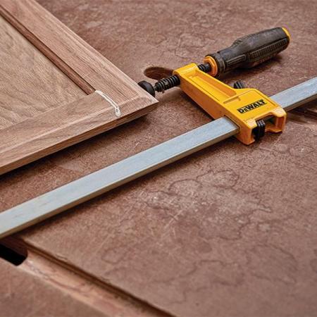 디바이스마트,수공구/전자공구/전동공구 > 작업공구 > 목공용공구 > 클램프,디월트,HD 바 클램프 (24인치) DWHT83267,사이즈 610mm x 64mm / 삼중 클러치락과 높은 죠우의 강력한 HD 바 클램프 최대 450KG 압착