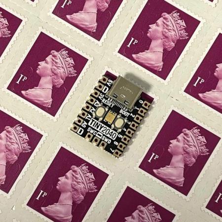 디바이스마트,오픈소스/코딩교육 > 파이썬/IoT 개발 보드 > RP2040/RP2350,Pimoroni,Tiny 2040 – 8MB [PIM558],Tiny 2040 / USB-C를 통해 전원을 공급하고 프로그래밍 할 수있는 개발보드 / 8MB QSPI (XiP) 플래시 제공 / 캐슬 레이트 패드로 설계 /  PCB에 직접 납땜, 핀 헤더를 사용하여 브레드 보드나 와이어로 직접 연결