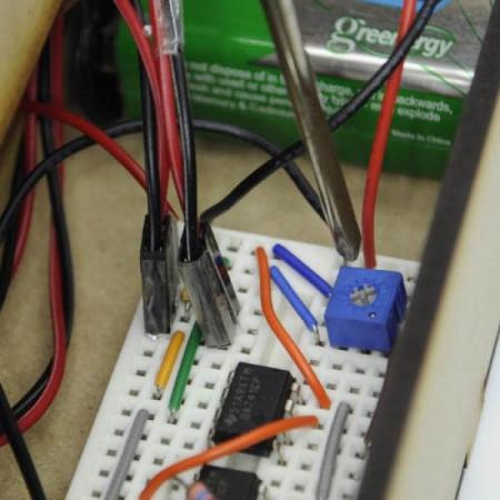 디바이스마트,MCU보드/전자키트 > 교육용키트/로봇 > 교육용키트 > 전기/전자/회로,이엘사이언스,지진 감지기 만들기,추 처럼 매달린 자석으로 지진이 일어나면 LED에 불이 들어오고 부저에서 소리가 나는 지진 감지기 입니다.