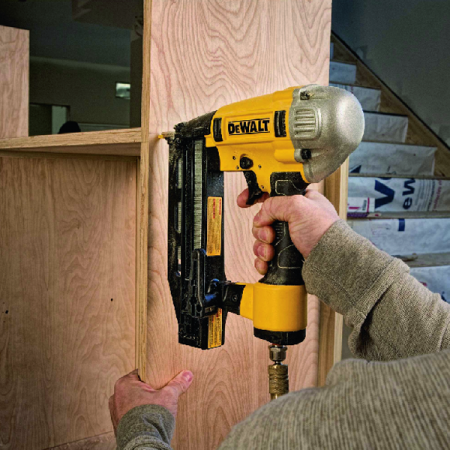 디바이스마트,수공구/전자공구/전동공구 > 에어/유압공구 > 에어타카/타정기,디월트,에어타카 네일러 DWFP71917 (16GA) T64타입,제품타입 공압식 / 작동 압력 범위 70-120PSI / 매거진 용량 100pcs / 고정핀 길이 32-64mm (T35-T64) / 제품 사이즈 288 x 306 x 92 mm / 무게 1.7Kg / 작동모드 단발,연발