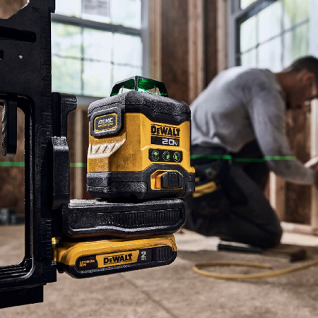 디바이스마트,계측기/측정공구 > 측정용 공구/장비 > 수평계/경사계/각도기,디월트,아토믹 그린레이저 키트 DCLE34031D1 배터리1개 (20V/2.0Ah),사이즈 160 x 150 x 110 mm / 작업거리 40 m / 레벨링 정확도 ±3mm / 10m / 자동보정범위 ±4˚ / 방진방습등급 IP54 / 중량 0.9g / 디월트 20V 배터리 5.0Ah까지 사용가능 /  높은 가시성의 3x360˚ 그린 레이저