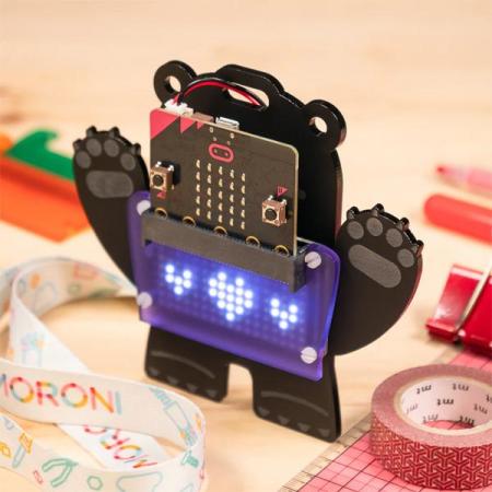 디바이스마트,오픈소스/코딩교육 > Micro:Bit > 마이크로비트 교육용키트,Pimoroni,scroll:bit micro:bit Kit [PIM362],마이크로비트 키트를 사용하면 누구나 쉽게 제작 및 코딩을 시작할 수 있습니다. / 마이크로비트 V2 포함 / 납땜 불필요 / IS31FL3731 LED 매트릭스 드라이버 칩 사용 / 밝은 흰색 픽셀의 17x7 매트릭스(총 119개)