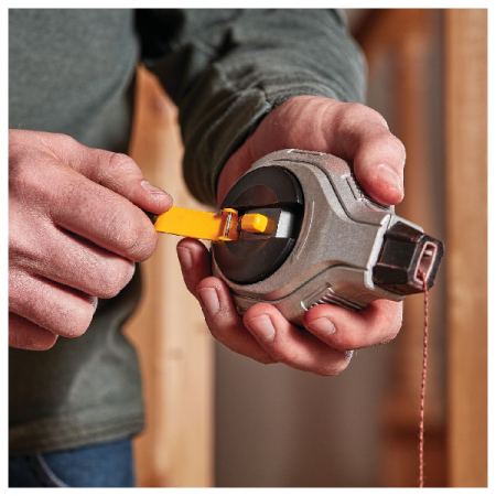 디바이스마트,계측기/측정공구 > 측정용 공구/장비 > 자,디월트,30m 레드 초크라인 세트 (분통 113g) DWHT47408-0,높은 내구성의 경량 알루미늄 하우징과 논-슬립 디자인 케이스 / 140 x 80 x 50 mm / 중량 30g