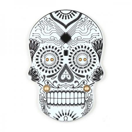 디바이스마트,RLC/수동소자 > 엔지니어 샘플키트 > LED 키트 > LED 키트,SparkFun,Day of the Geek - Soldering Badge Kit (White with Black Silk Screen) [KIT-20119],Day of the Geek-KIT / 흰색 해골 PCB 1개, R2032 배터리 홀더, 핀 백, 3쌍의 컬러 LED가 포함 / 눈 색깔은 빨강, 파랑, 흰색으로 선택 가능