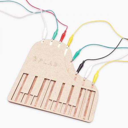 디바이스마트,MCU보드/전자키트 > 교육용키트/로봇 > 교육용키트 > 재미있는키트/기타,비피랩,엔트리 코딩교육 키트 DIY 전자피아노 고급형(메이키메이키 보드, 영상 제공, 메뉴얼 포함),전자 피아노 고급형은 피아노의 형태에 더 가깝고, 전도성 테이프를 숨길 수 있는 전자악기 코딩 교육 키트 입니다.